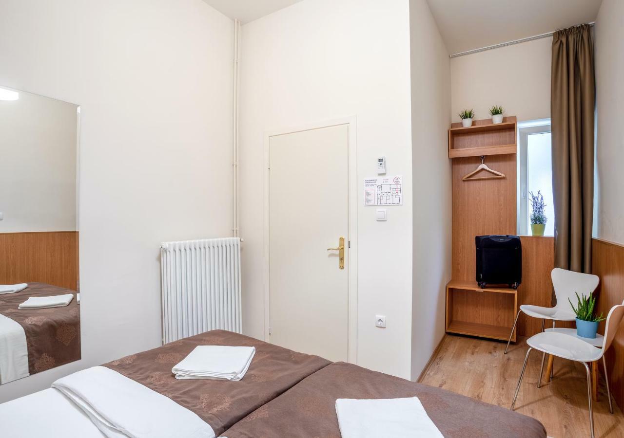 Booking En Suite Beograd Eksteriør billede